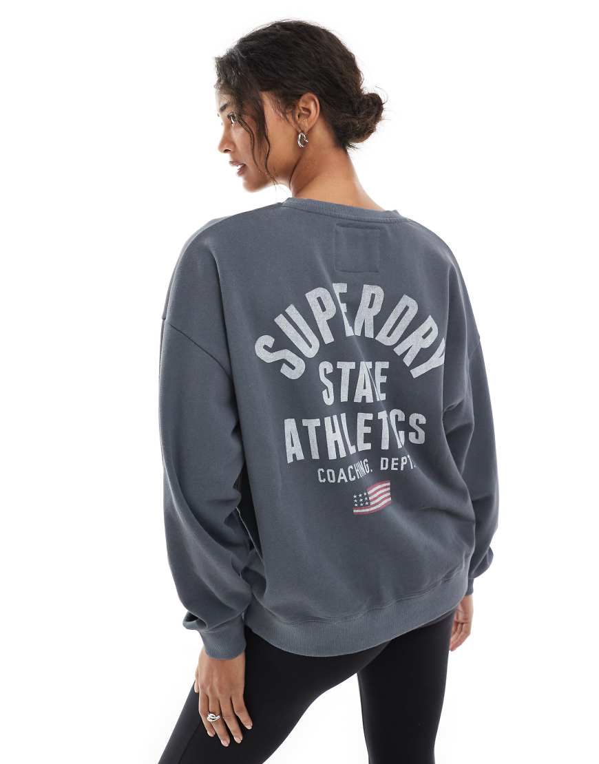 Superdry - Athletic Essentials - Sweatshirt in Anthrazit/Wollweiß mit Rundhalsausschnitt und Print-Grau Superdry - Athletic Essentials - Sweatshirt in Anthrazit/Wollweiß mit Rundhalsausschnitt und Print-Grau von Superdry