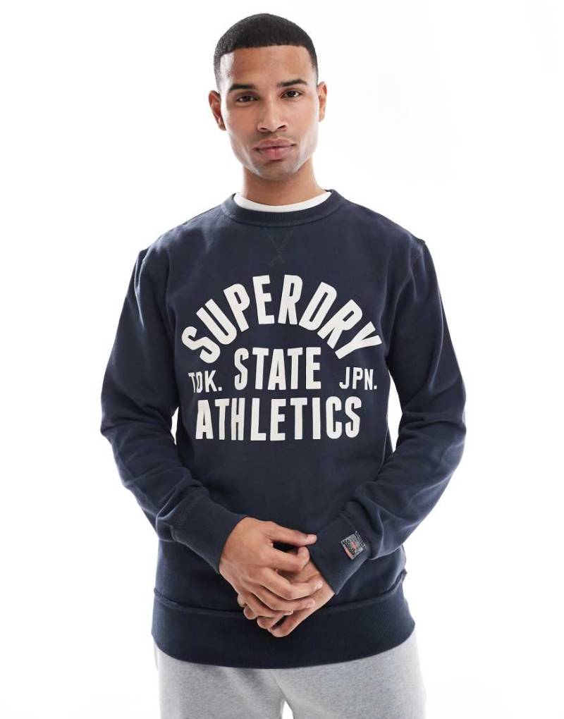 Superdry - Athletic Essentials - Sweatshirt in Bradley-Marineblau mit Rundhalsausschnitt von Superdry