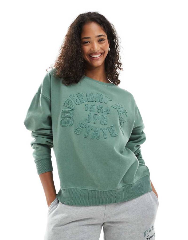 Superdry - Athletic Essentials - Sweatshirt in Lorbeer-Khaki mit Rundhalsausschnitt und farblich abgestimmter Applikation-Grün von Superdry