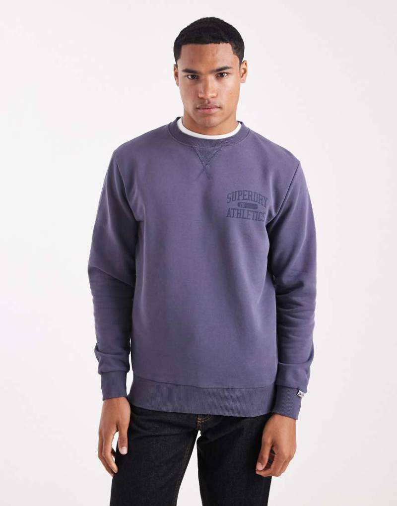 Superdry - Athletic Essentials - Sweatshirt in Steingrau mit Rundhalsausschnitt-Lila von Superdry