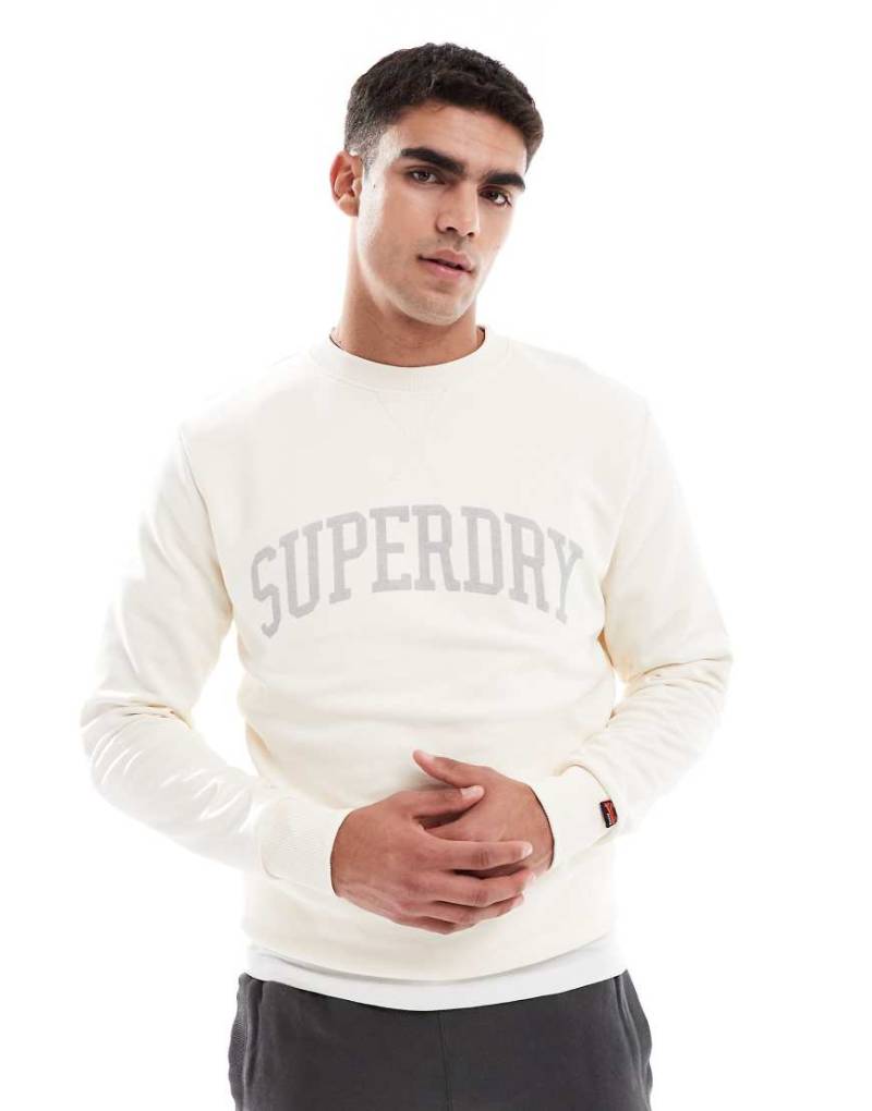 Superdry - Athletic Essentials - Sweatshirt in Wüstenknochen-Wollweiß mit Rundhalsausschnitt von Superdry