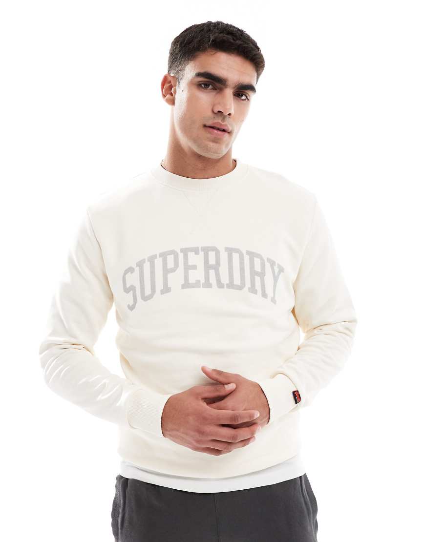 Superdry - Athletic Essentials - Sweatshirt in Wüstenknochen-Wollweiß mit Rundhalsausschnitt Superdry - Athletic Essentials - Sweatshirt in Wüstenknochen-Wollweiß mit Rundhalsausschnitt von Superdry
