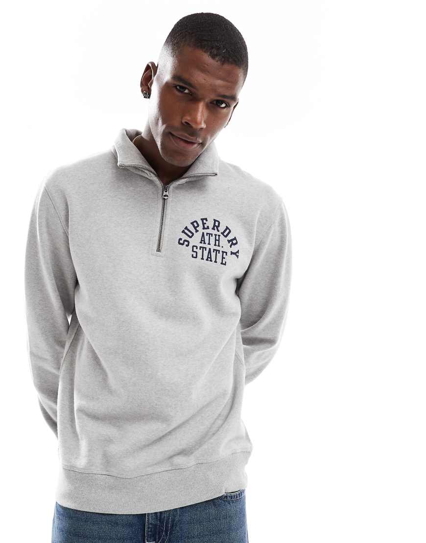 Superdry - Athletic Essentials - Sweatshirt in meliertem Grau mit kurzem Reißverschluss Superdry - Athletic Essentials - Sweatshirt in meliertem Grau mit kurzem Reißverschluss von Superdry