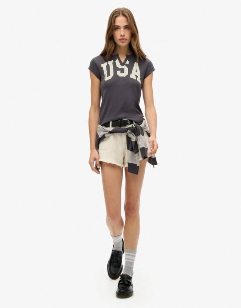 Superdry - Athletic Essentials - T-Shirt in Anthrazit mit eingekerbtem Ausschnitt und Print-Grau von Superdry
