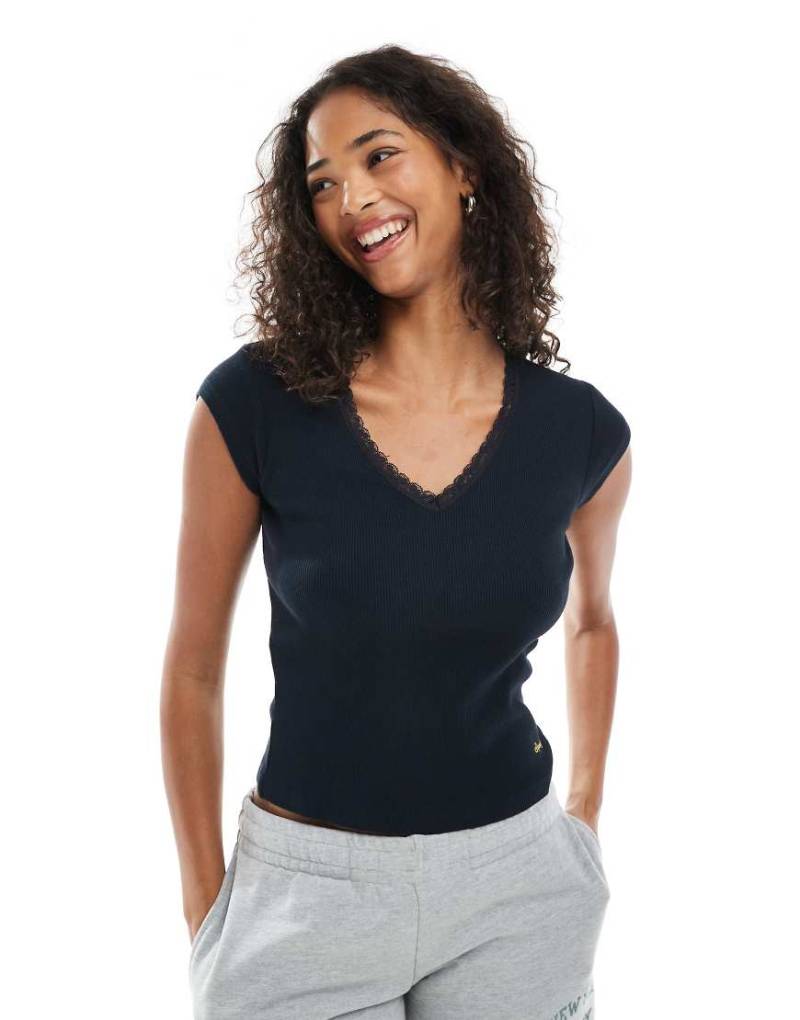 Superdry - Athletic Essentials - T-Shirt in Eclipse Navy mit Spitzenbesatz und V-Ausschnitt-Marineblau von Superdry