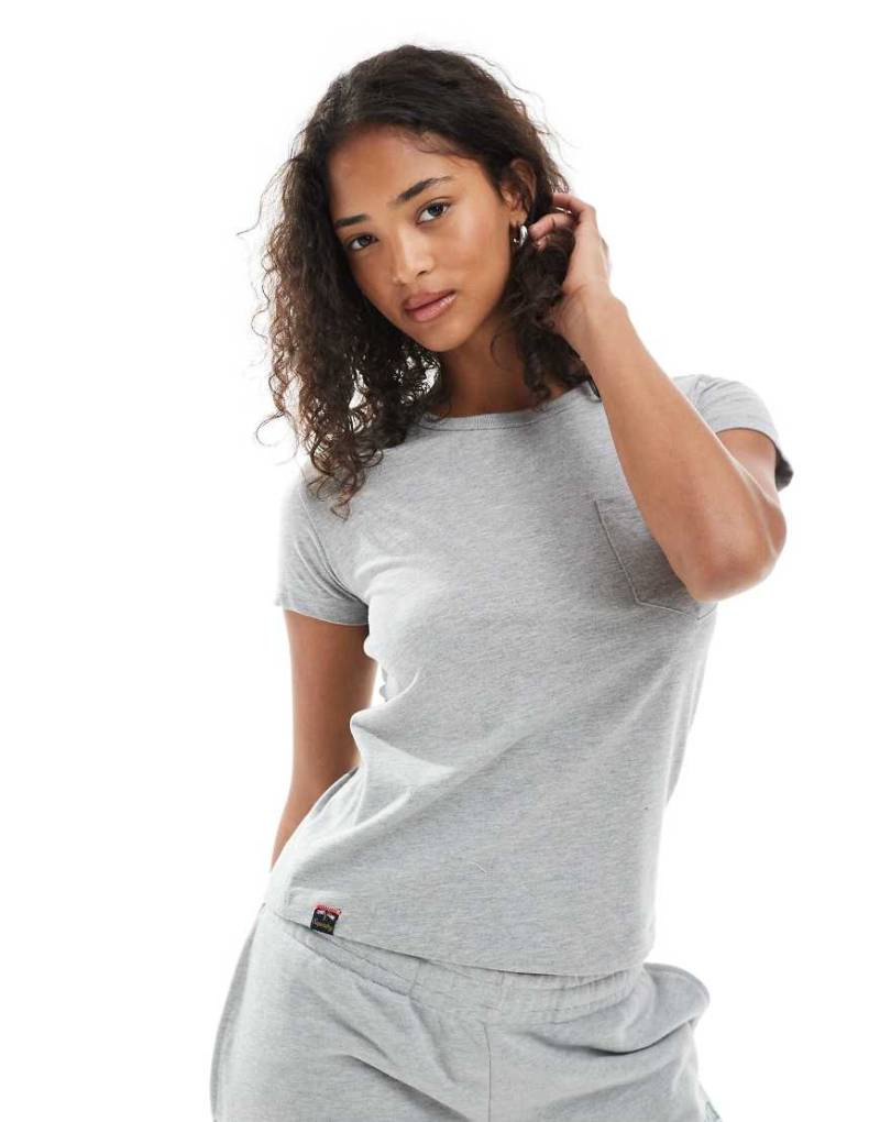 Superdry - Athletic Essentials - T-Shirt in meliertem Grau mit Brusttasche Superdry - Athletic Essentials - T-Shirt in meliertem Grau mit Brusttasche von Superdry