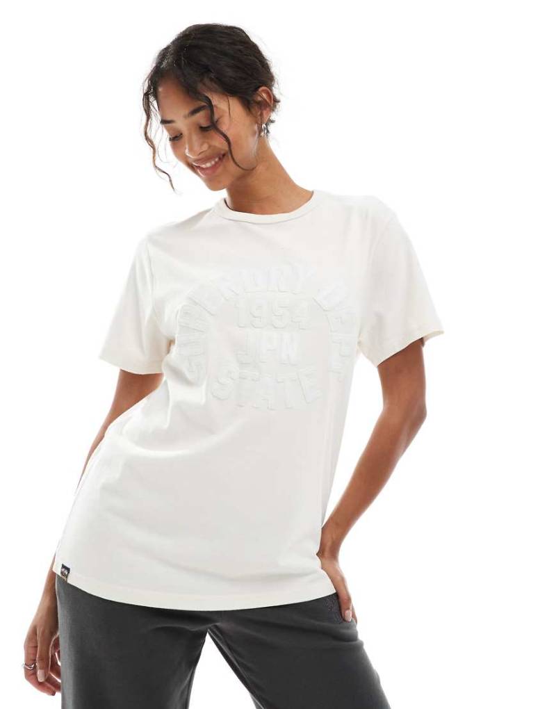 Superdry - Athletic - Farblich abgestimmtes Oversize-T-Shirt in Wüstenknochen-Wollweiß Superdry - Athletic - Farblich abgestimmtes Oversize-T-Shirt in Wüstenknochen-Wollweiß von Superdry