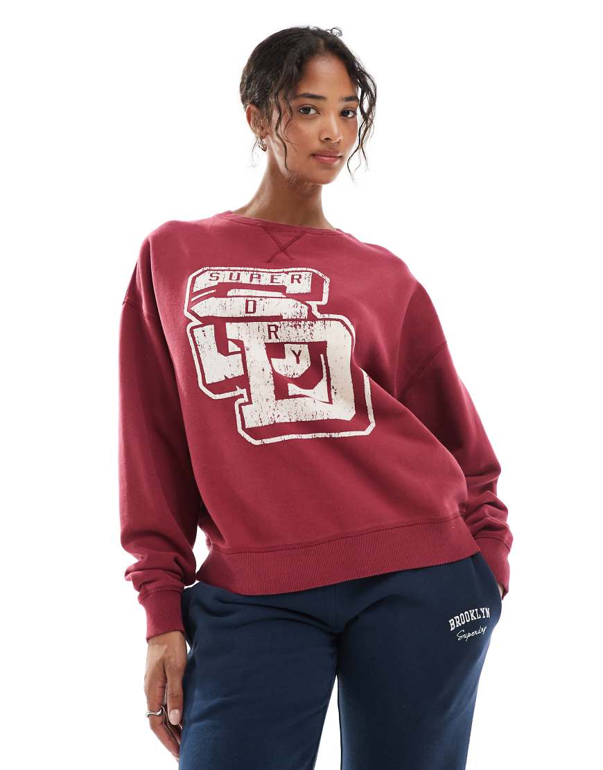 Superdry - Athletik Essentials - Legeres Sweatshirt in Bordeauxrot mit Flock-Print und Rundhalsausschnitt von Superdry