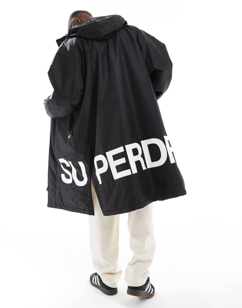 Superdry - Bademantel aus wasserfestem Material in Schwarz und Weiß von Superdry