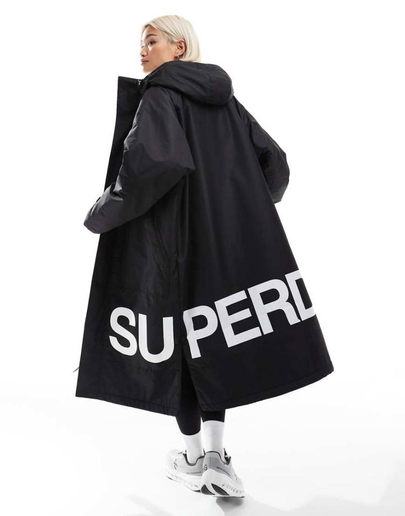 Superdry - Bademantel aus wasserfestem Material in Schwarz und Weiß von Superdry