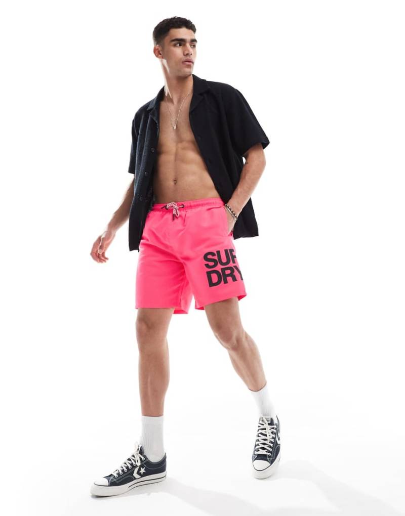 Superdry - Badeshorts in Shocking Pink mit Sportswear-Logo, 17 Zoll Schrittlänge-Rosa von Superdry
