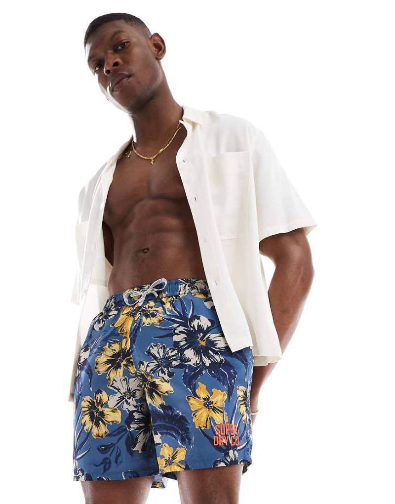 Superdry - Badeshorts in Tropical Blues mit Hawaii-Print, 17 Zoll-Blau von Superdry