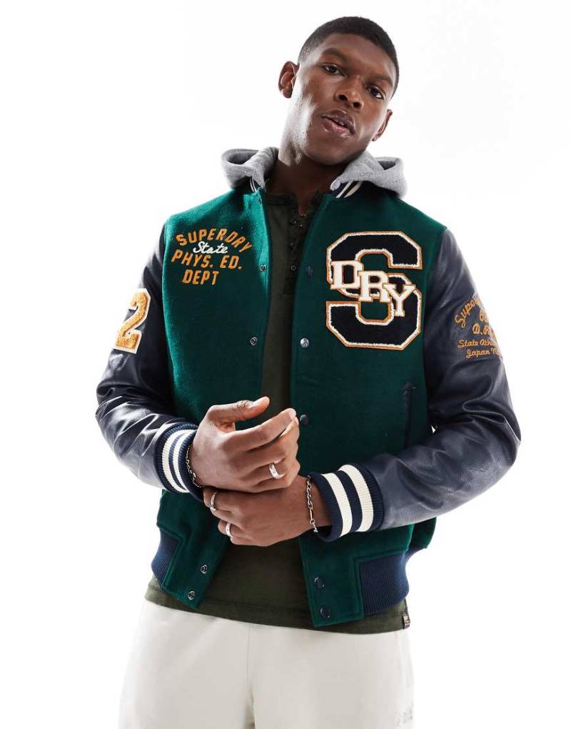 Superdry - Bomberjacke in dunklem Piniengrün mit Aufnäher im College-Stil von Superdry