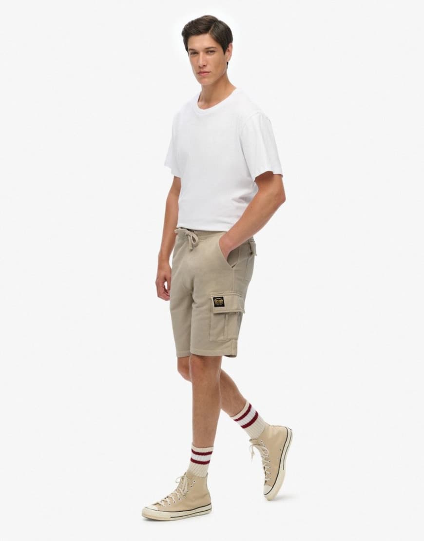 Superdry - Cargo-Shorts in verwaschenem Silberbeige mit Kontrastnaht-Neutral von Superdry
