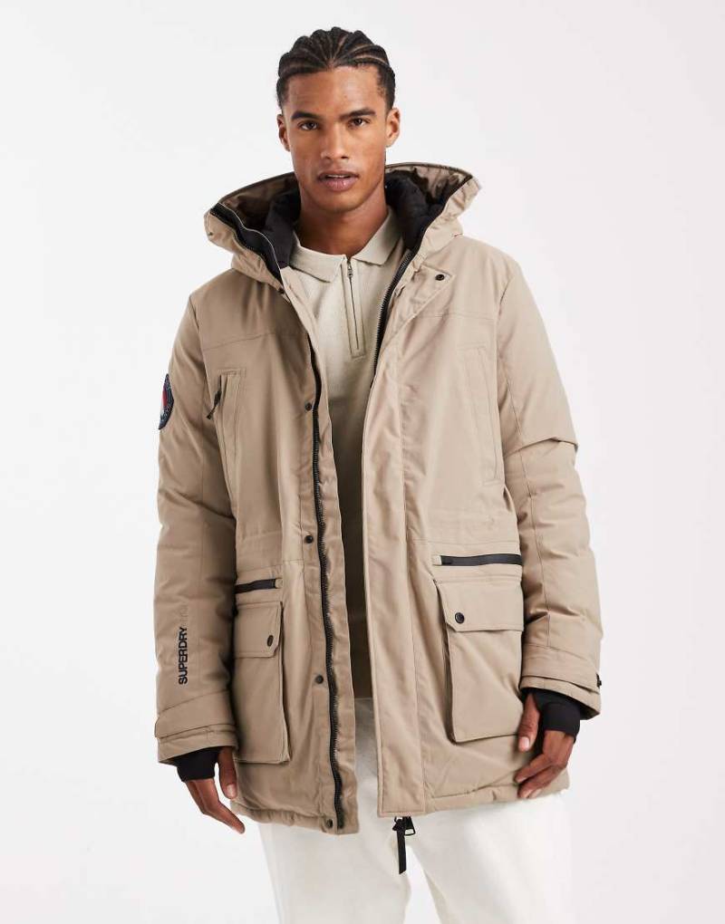 Superdry - City - Wattierter Parka-Mantel in Timber Wolf Brown von Superdry