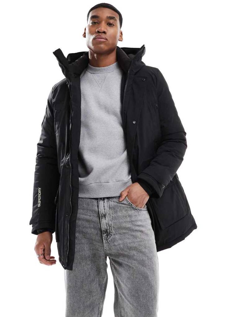 Superdry - City - Wattierter Parka in Schwarz Superdry - City - Wattierter Parka in Schwarz von Superdry