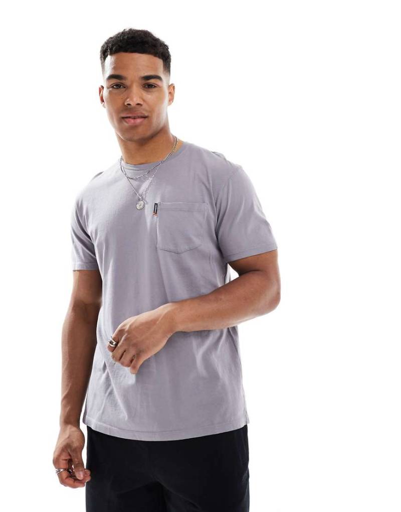Superdry - Classic - Basic-T-Shirt in verwaschenem Schiefergrau mit Brusttasche-Grün Superdry - Classic - Basic-T-Shirt in verwaschenem Schiefergrau mit Brusttasche-Grün von Superdry