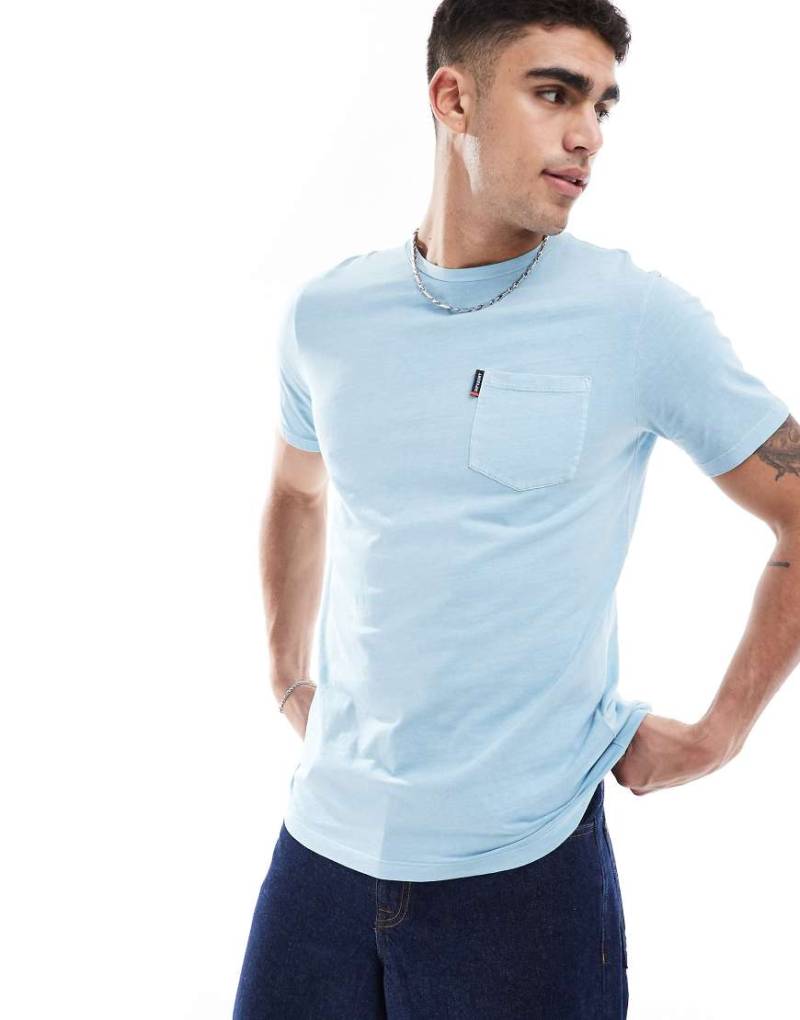 Superdry - Classic - Basic-T-Shirt in verwaschenem Sonnenuntergangsblau mit Brusttasche Superdry - Classic - Basic-T-Shirt in verwaschenem Sonnenuntergangsblau mit Brusttasche von Superdry