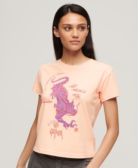 Superdry Damen Komodo x Kailash Dragon T-Shirt Pink - Größe: 36 von Superdry