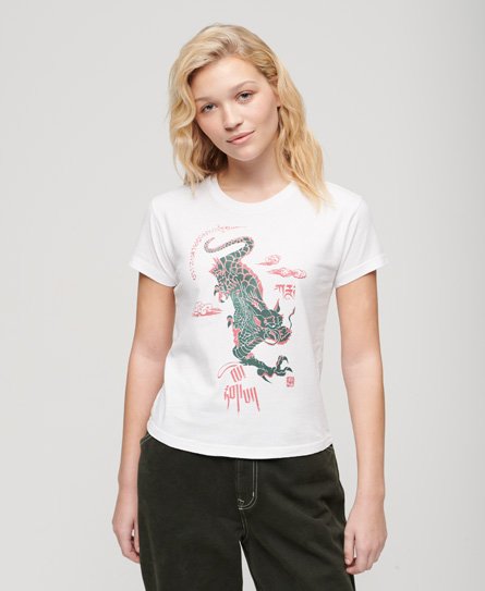 Superdry x Kailash Dragon Damen Weiß, Grün und Rosa Komodo T-Shirt mit Grafikdruck, Größe: 36 von Superdry