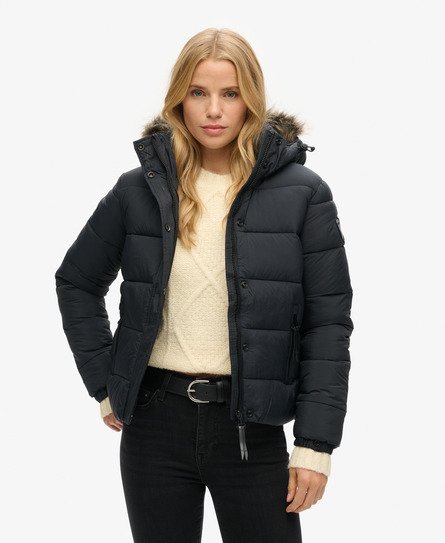 Superdry Women's Kurze Pufferjacke mit Kapuze und Kunstfellbesatz Schwarz - Größe: 36 von Superdry