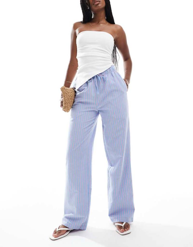 Superdry - Elastische Baumwollhose mit Streifen in Blau/Rosa von Superdry