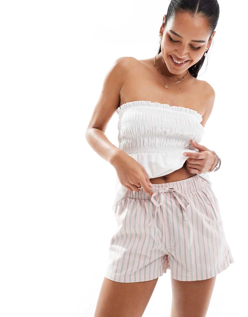 Superdry - Elastische Shorts im Boxershorts-Stil aus Baumwolle mit Streifen in Suffolk-Rosa Superdry - Elastische Shorts im Boxershorts-Stil aus Baumwolle mit Streifen in Suffolk-Rosa von Superdry