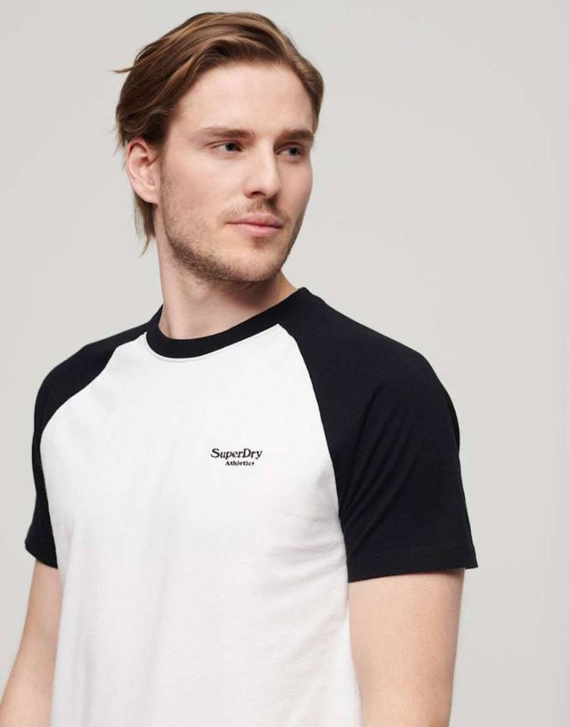 Superdry - Essential - Baseball-T-Shirt aus Baumwolle in optischem Weiß/Schwarz mit Logo von Superdry