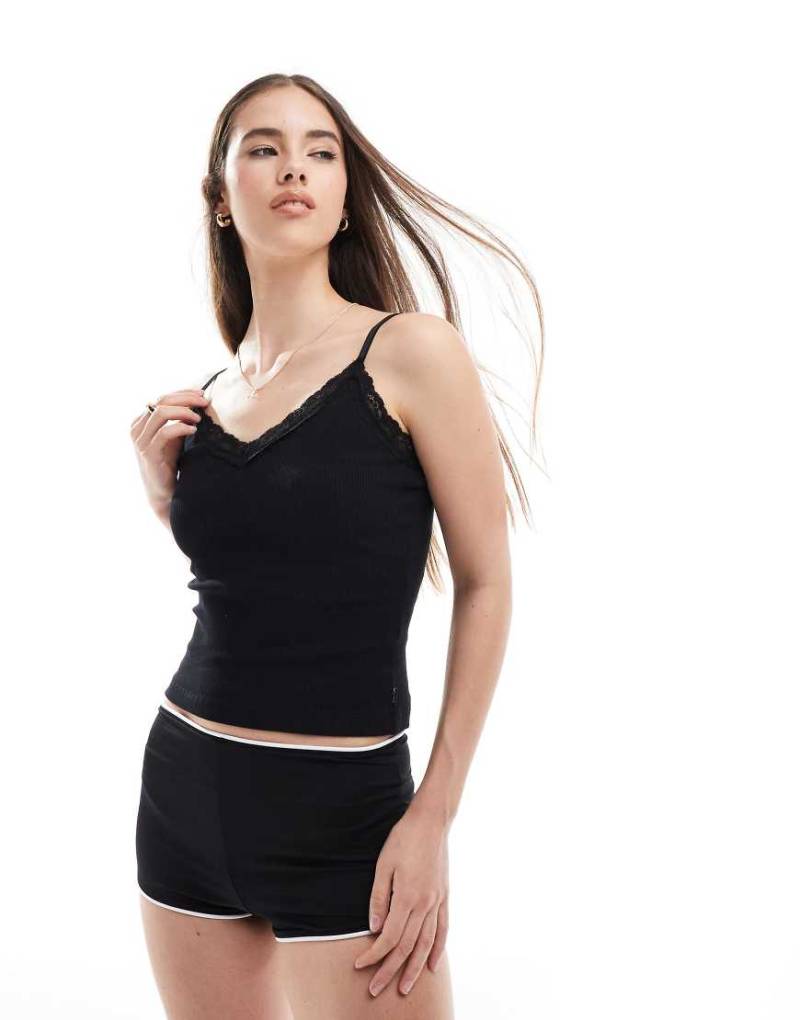 Superdry - Essential - Camisole-Oberteil in Schwarz mit Spitzenborte Superdry - Essential - Camisole-Oberteil in Schwarz mit Spitzenborte von Superdry