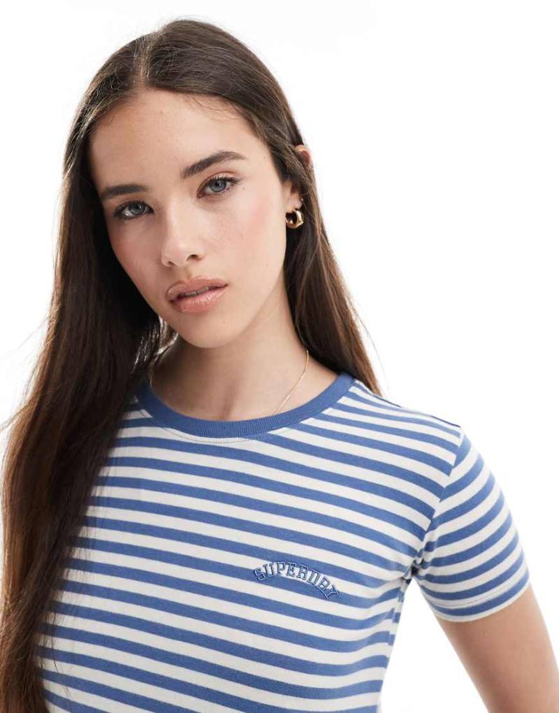 Superdry - Essential - Figurbetontes T-Shirt in Wedgewood-Blau mit Streifen und Logo von Superdry