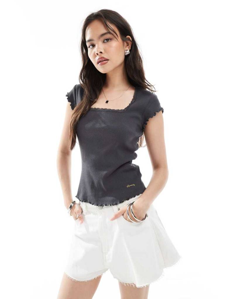 Superdry - Essential - Kurzärmliges T-Shirt in Anthrazit mit quadratischem Ausschnitt-Grau von Superdry