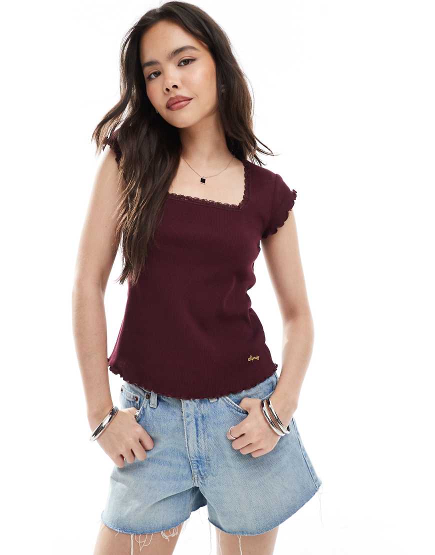 Superdry - Essential - Kurzärmliges T-Shirt in Portweinrot mit quadratischem Ausschnitt von Superdry
