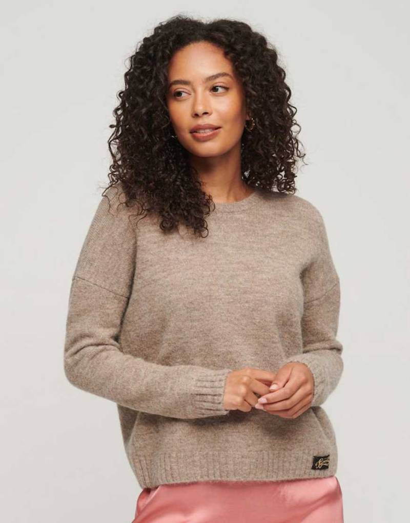 Superdry - Essential - Pullover in Fallon mit Rundhalsausschnitt-Neutral von Superdry