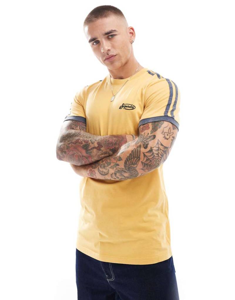 Superdry - Essential - Retro-T-Shirt in Wintergold mit Logo und Streifendetail-Gelb von Superdry