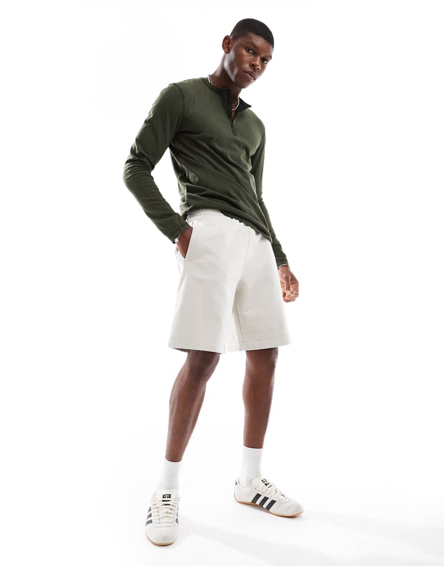 Superdry - Essential - Shorts aus Jersey in Steinbeige mit Logo-Neutral von Superdry