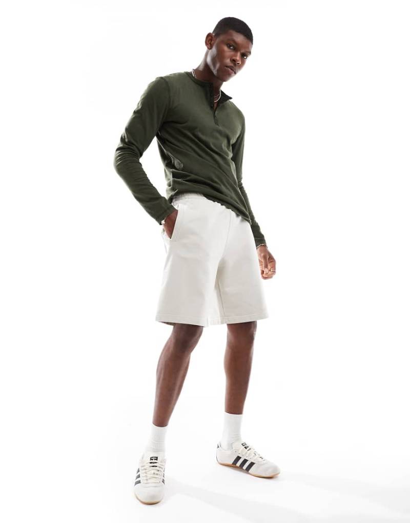 Superdry - Essential - Shorts aus Jersey in Steinbeige mit Logo-Neutral von Superdry