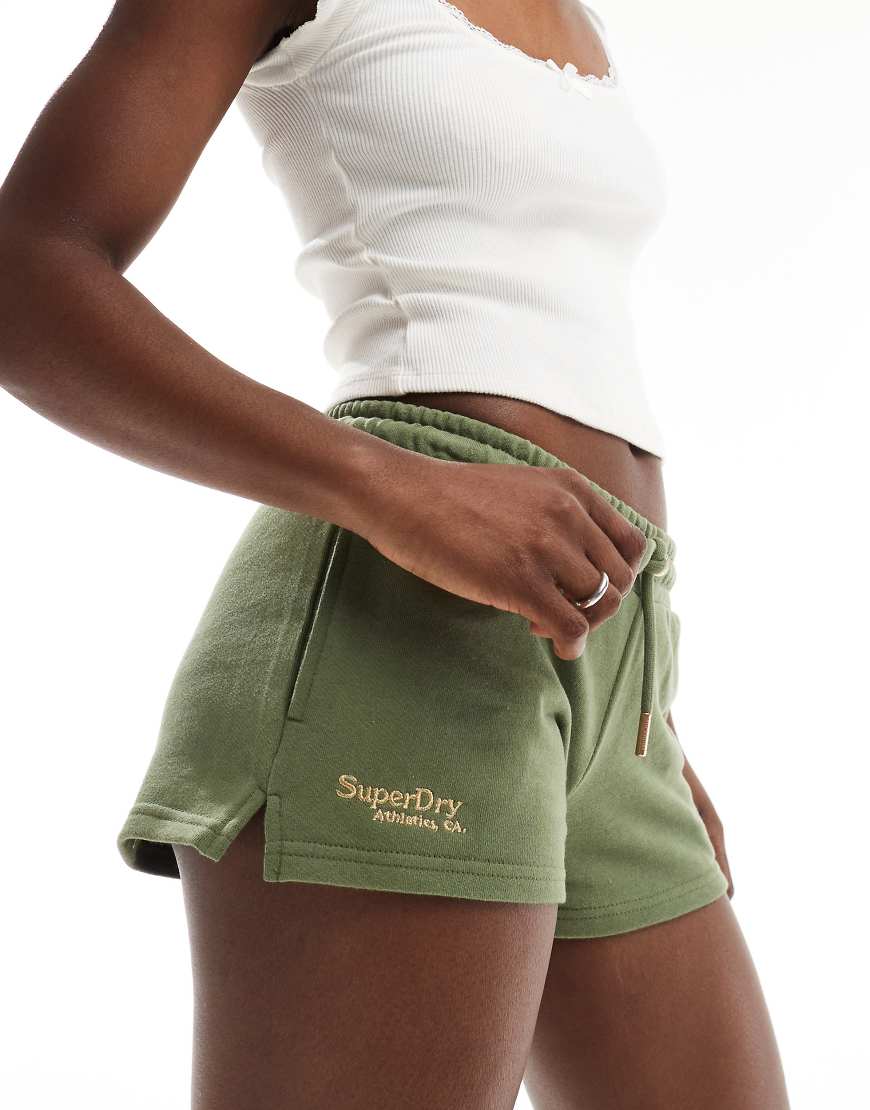 Superdry - Essential - Shorts in Oliv-Khaki mit Logo-Grün Superdry - Essential - Shorts in Oliv-Khaki mit Logo-Grün von Superdry