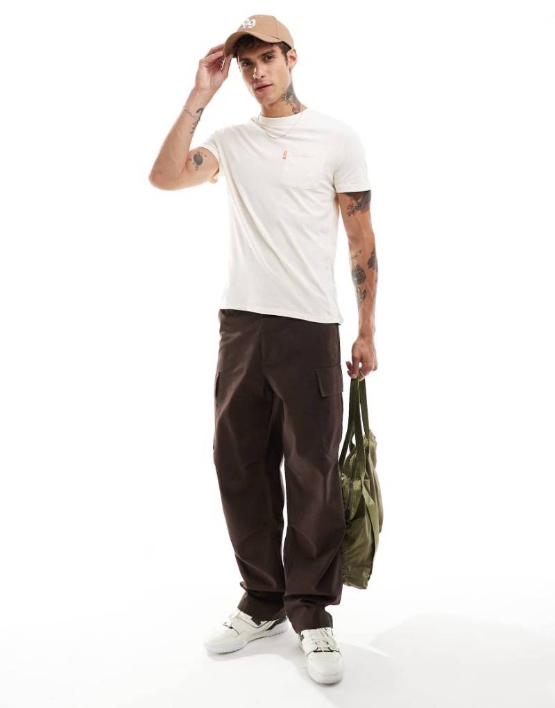 Superdry - Essential - T-Shirt in verwaschenem Schwarz mit Brusttasche-Grau von Superdry