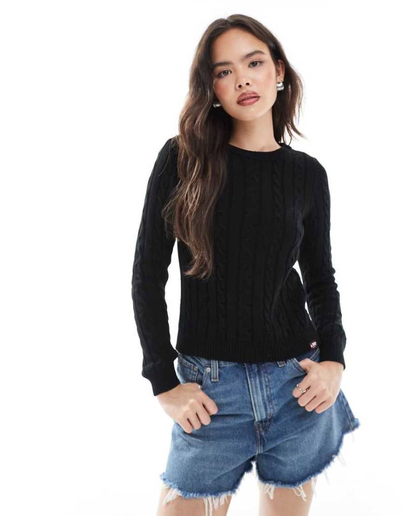 Superdry - Essentials - Schmal geschnittener Pullover in Schwarz mit Zopfmuster von Superdry