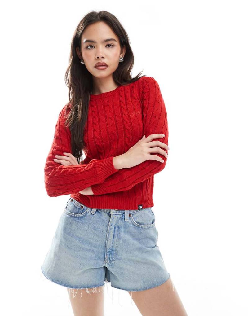 Superdry - Essentials - Slim Fit Pullover in College-Rot mit Zopfmuster von Superdry