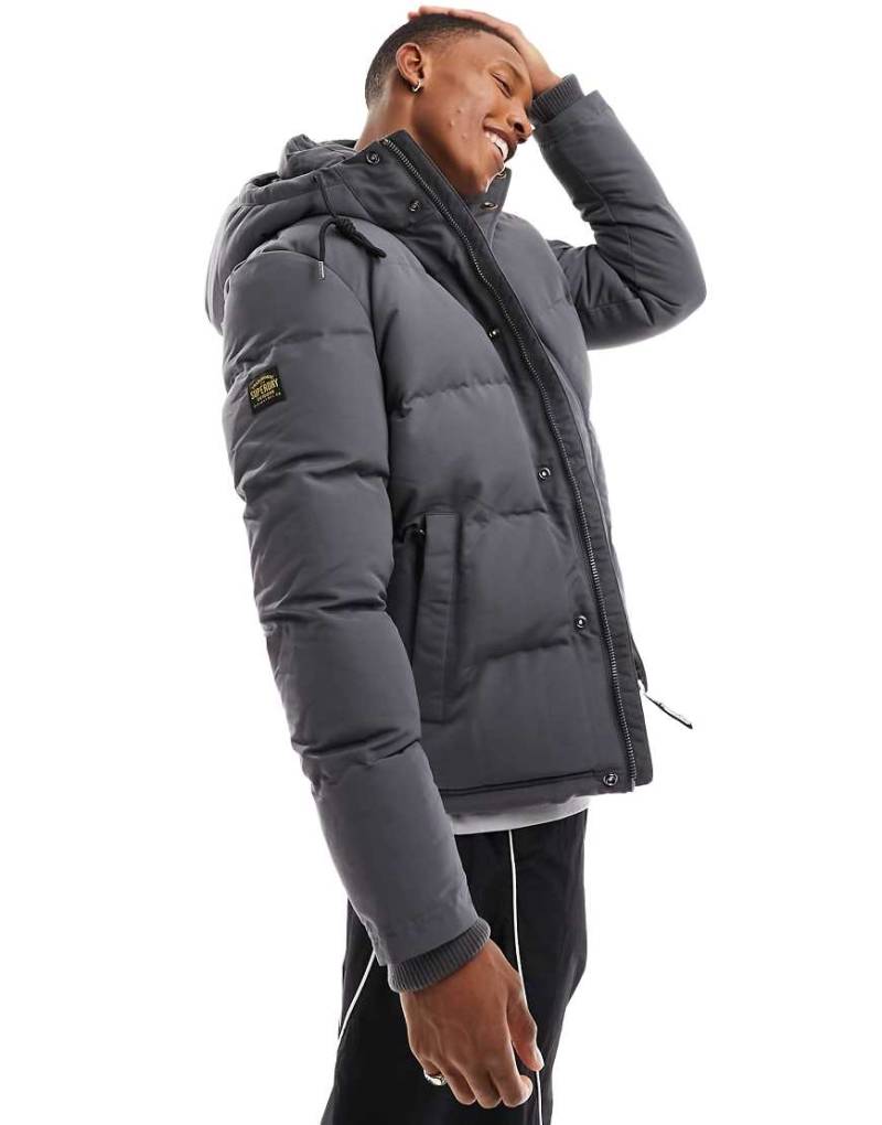 Superdry - Everest - Kurze Pufferjacke in Anthrazit mit Kapuze-Grau von Superdry