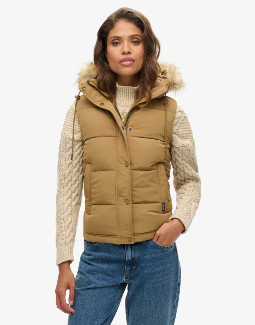 Superdry - Everest - Weste aus Kunstpelz in Sandstein-Brown von Superdry