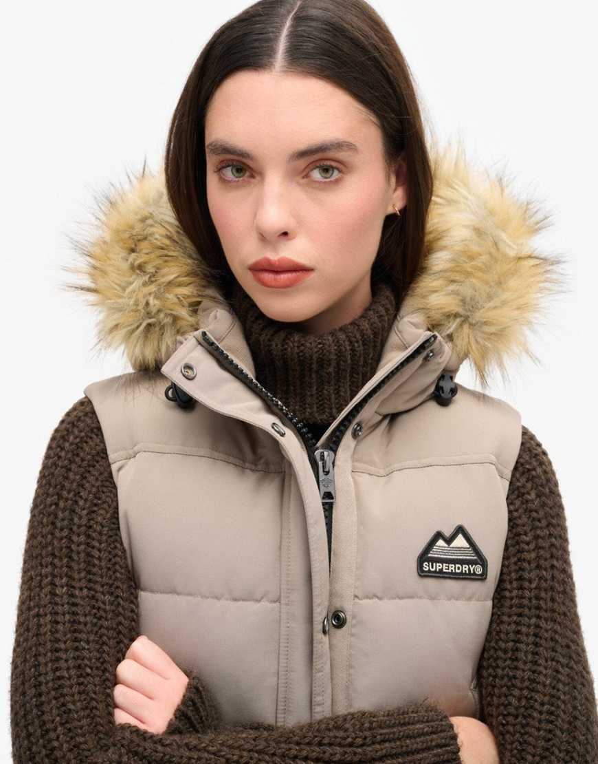 Superdry - Everest - Weste aus Kunstpelz in kräftigem Slub-Beige-Neutral von Superdry