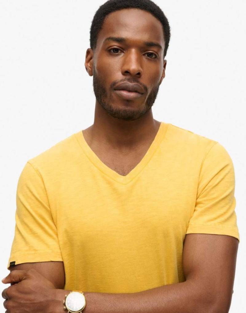 Superdry - Fein genopptes T-Shirt in Wüsten-Ockergelb mit V-Ausschnitt von Superdry