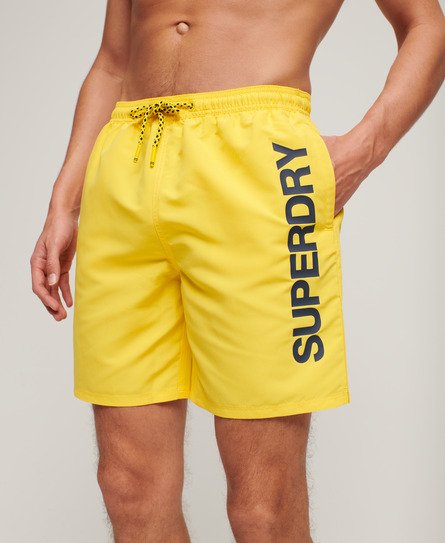 Superdry Herren 17" Badeshorts aus Recyceltem Material mit Sportgrafik Gelb - Größe: S von Superdry