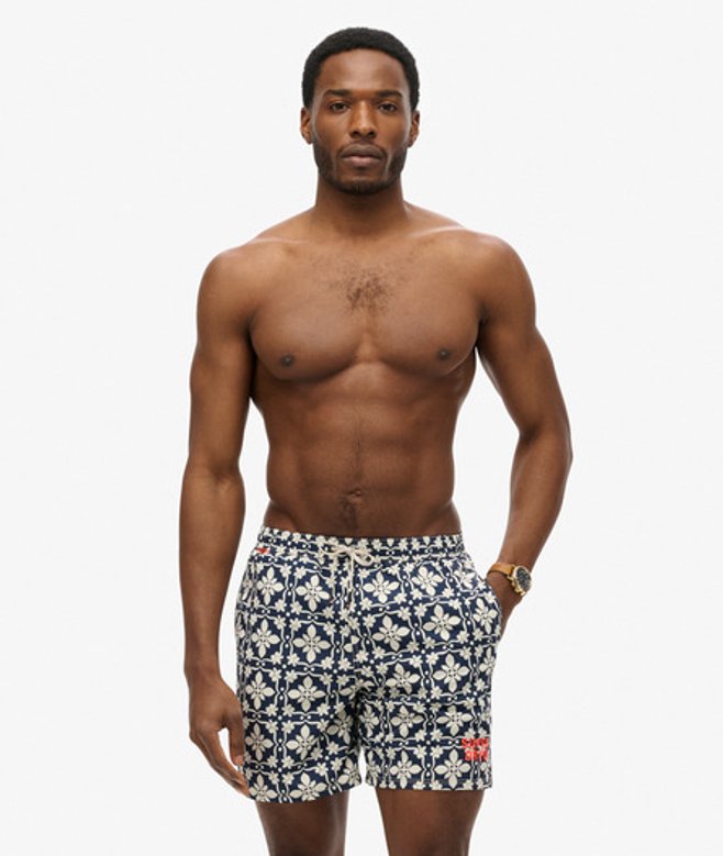 Superdry Herren 43 cm Lange Badeshorts mit Kachel-print Marineblau - Größe: S von Superdry