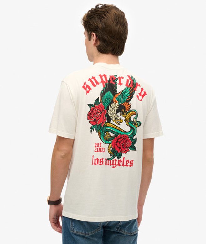 Superdry Herren Neo Trad Locker Geschnittenes T-shirt mit Tattoo-grafik Weiß - Größe: S Superdry Herren Neo Trad Locker Geschnittenes T-shirt mit Tattoo-grafik Weiß - Größe: S von Superdry