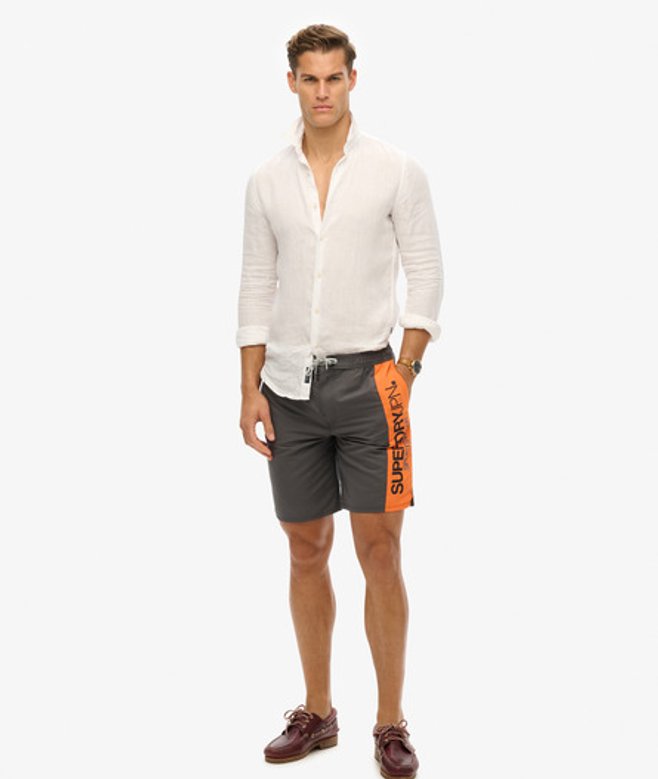Superdry Herren 19-Zoll Sportswear Boardshorts aus Recyceltem Material mit Logo Dunkelgrau - Größe: M von Superdry
