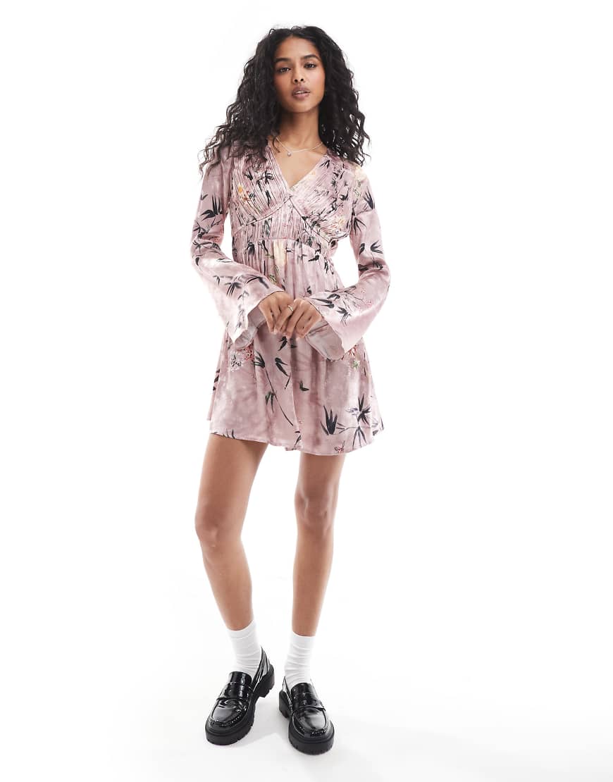 Superdry - Jacquard-Minikleid mit ausgestellten Ärmeln und altrosa japanischem Blumenmuster mit Schatteneffekt von Superdry