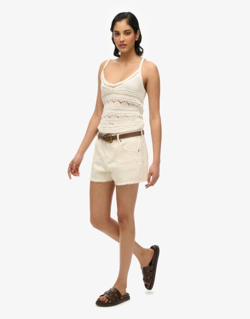 Superdry - Jeans-Hotpants in Wüstenknochen-Wollweiß mit mittelhohem Bund von Superdry